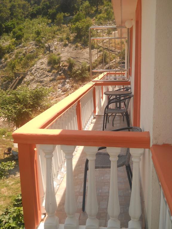 Apartments Brnjada Sutomore Bilik gambar